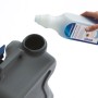 Mobile Camping Toilette 20L wird mit Reinigungsflüssigkeit befüllt.