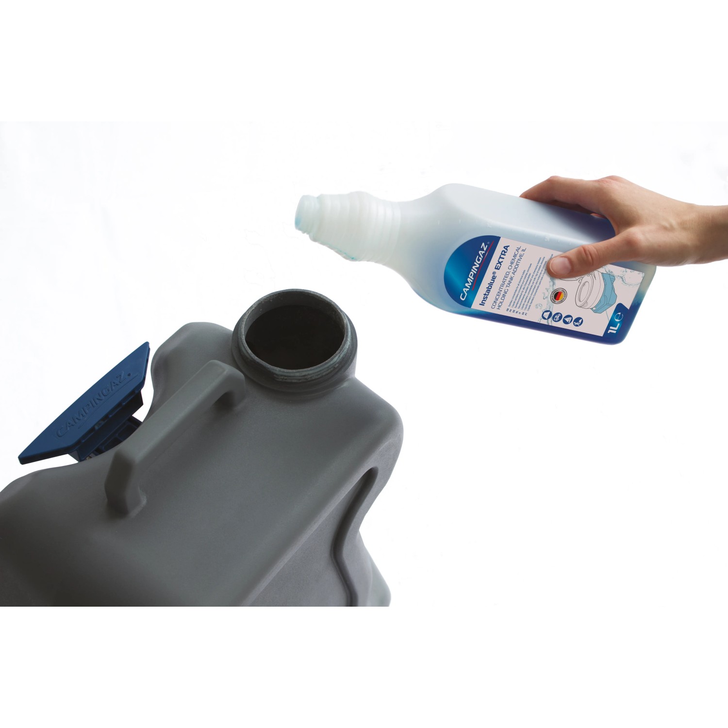 Mobile Camping Toilette 20L wird mit Reinigungsflüssigkeit befüllt.