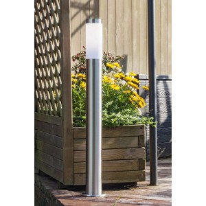 Edelstahl Außenleuchte Kinna, eine moderne Wegeleuchte für den Garten oder die Terrasse.