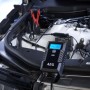 AEG Mikroprozessor-Ladegerät LD 4 am Auto. Batterieladegerät mit digitaler Anzeige und Ladekabel.