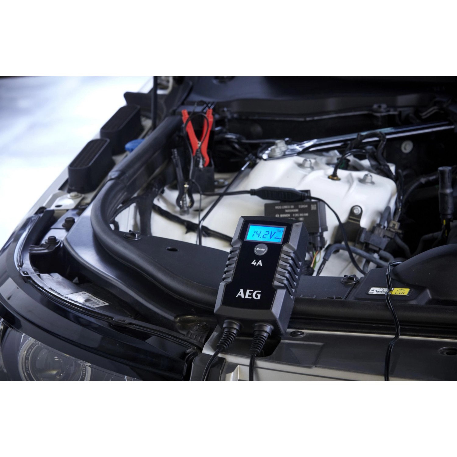 AEG Mikroprozessor-Ladegerät LD 4 am Auto. Batterieladegerät mit digitaler Anzeige und Ladekabel.