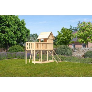 Karibiu Stelzenhaus Frieda mit Anbau, Netzrampe und Sandkasten im Garten.