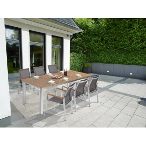 Gartenset: Tisch und stapelbare Gartenstühle Sudbury, Alu/Textil grau, mit Holzarmlehnen auf Terrasse.