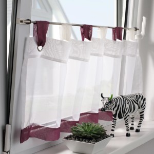 Gardinia Spannvitrage Titan, Ø 7/9 mm, 60-90 cm, mit weißer Scheibengardine am Fenster.