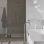 Ideal Standard Handbrause Idealrain Atelier Chrom im modernen Badezimmer mit Dusche und Badewanne.