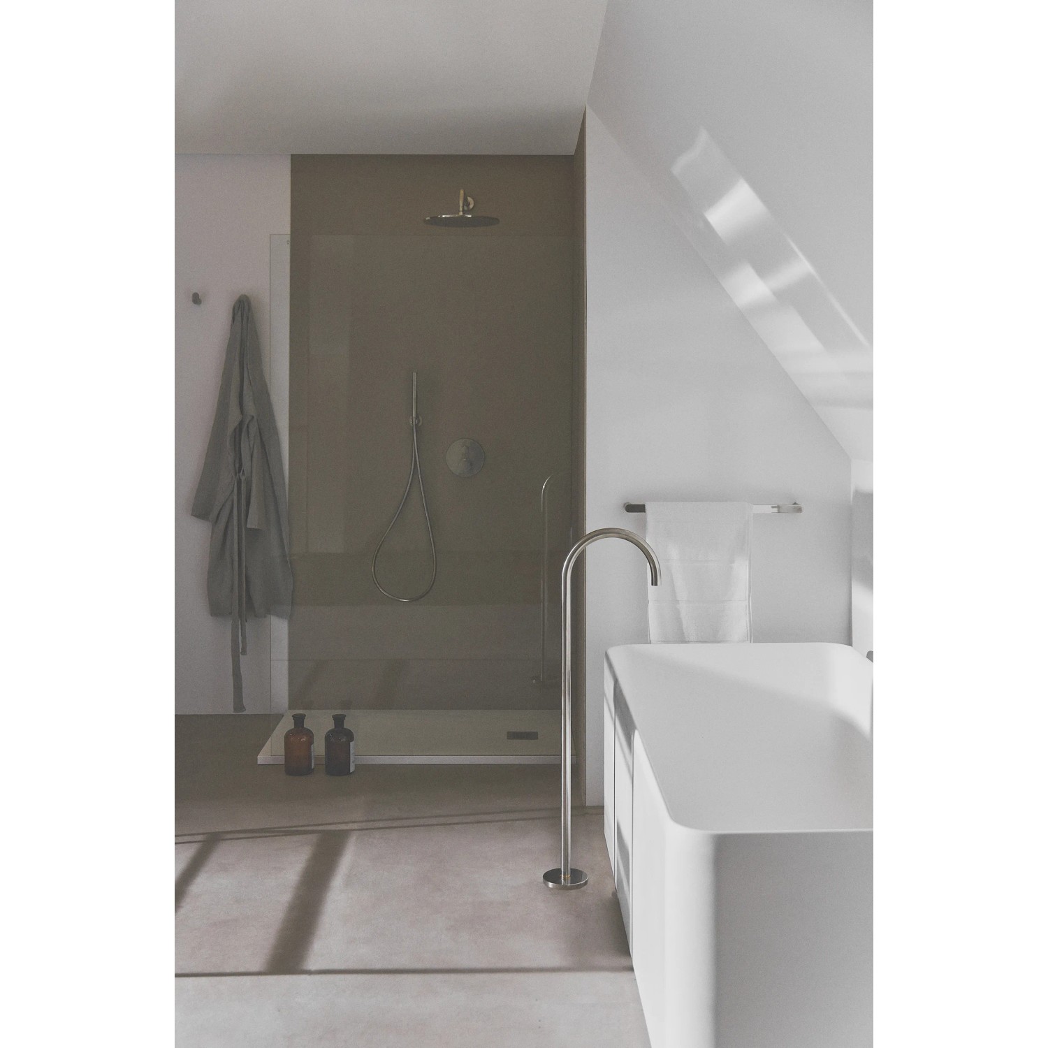 Ideal Standard Handbrause Idealrain Atelier Chrom im modernen Badezimmer mit Dusche und Badewanne.