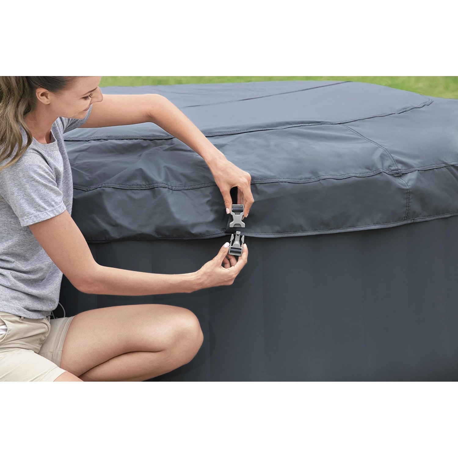 Bestway Lay-Z-Spa Bali AirJet: Frau schließt Abdeckung des aufblasbaren Whirlpools.