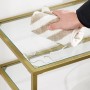 Goldener Vasagle Konsolentisch mit Glasablagen wird gereinigt.
