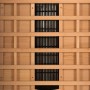 Detailansicht der Tannenholz-Wand mit Infrarotstrahler der Redsun Deluxe Infrarotkabine.