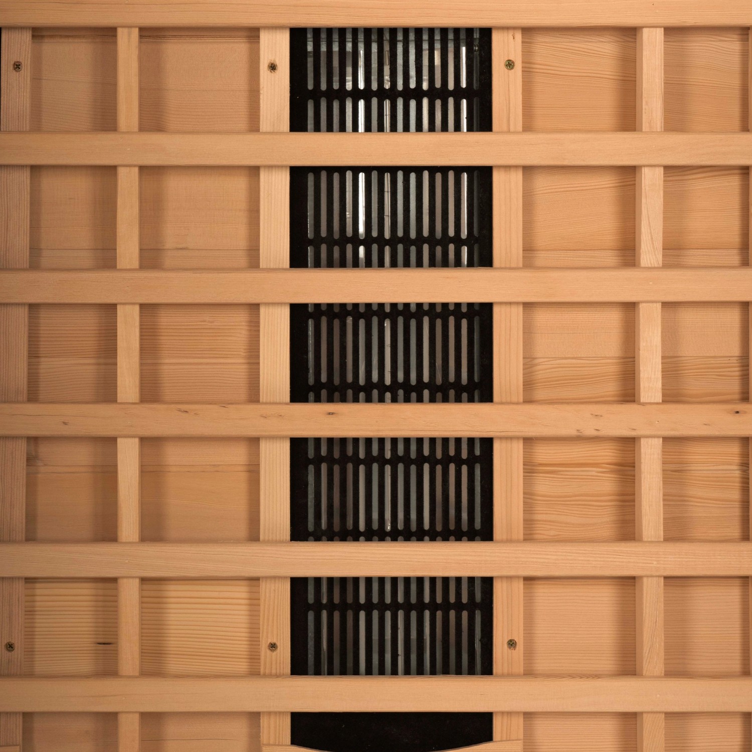 Detailansicht der Tannenholz-Wand mit Infrarotstrahler der Redsun Deluxe Infrarotkabine.