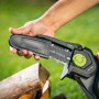 LUX-TOOLS Akku-Astsäge A-EAS-20/154 in Aktion, ideal für Gartenarbeiten.