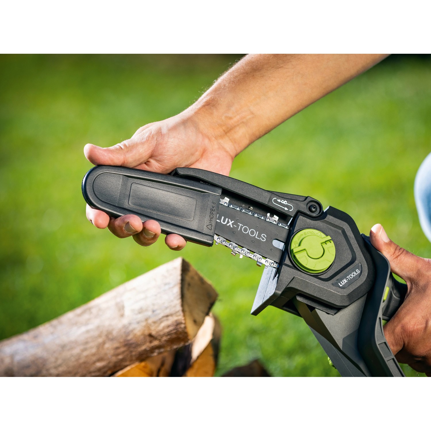 LUX-TOOLS Akku-Astsäge A-EAS-20/154 in Aktion, ideal für Gartenarbeiten.