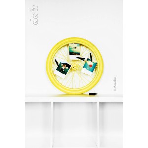 Neon-gelbes Fahrradrad als Memoboard mit Fotos, besprüht mit Marabu do it Colorspray Neon.