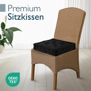 Schwarzes Beautissu Mila Stuhlkissen (50x50x10cm) auf einem Stuhl. 4er-Set Sitzkissen.