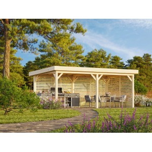 Palmako Pavillon Lenna Set, 588x300 cm, weiß lackiert, mit Sichtschutzwänden und Grillplatz im Garten.