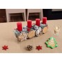 Adventsgesteck aus Holz mit vier roten Kerzen und weihnachtlicher Deko.