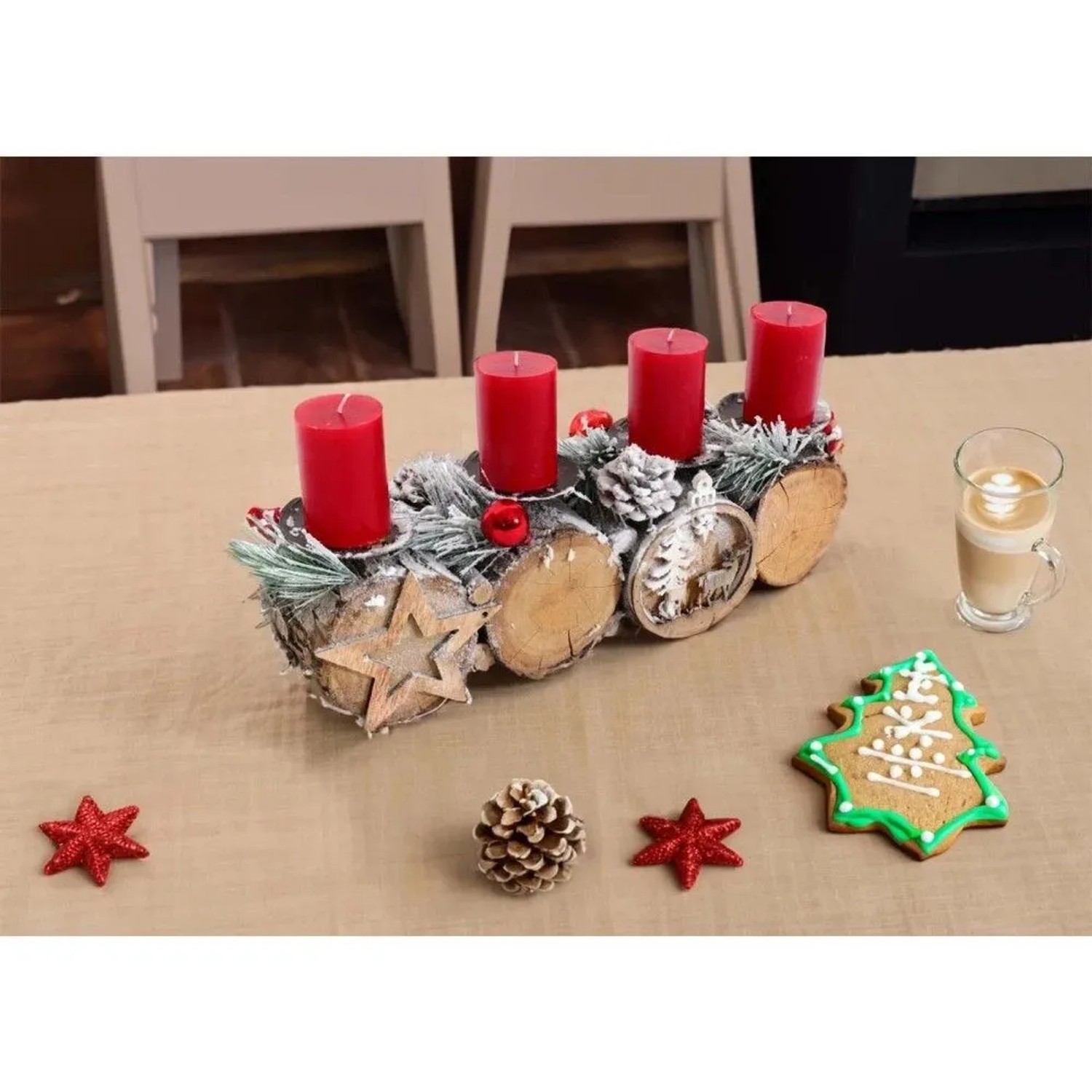 Adventsgesteck aus Holz mit vier roten Kerzen und weihnachtlicher Deko.