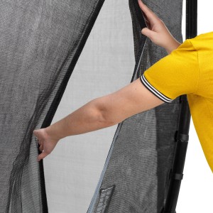 Detailaufnahme des Sicherheitsnetzes vom schwarzen EXIT Dynamic Bodentrampolin (Ø 366 cm).