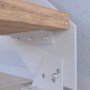 Detailaufnahme: Weiße Treppe Kos mit Stufe aus rustikaler Eiche. Metallwange und Befestigung im Fokus.