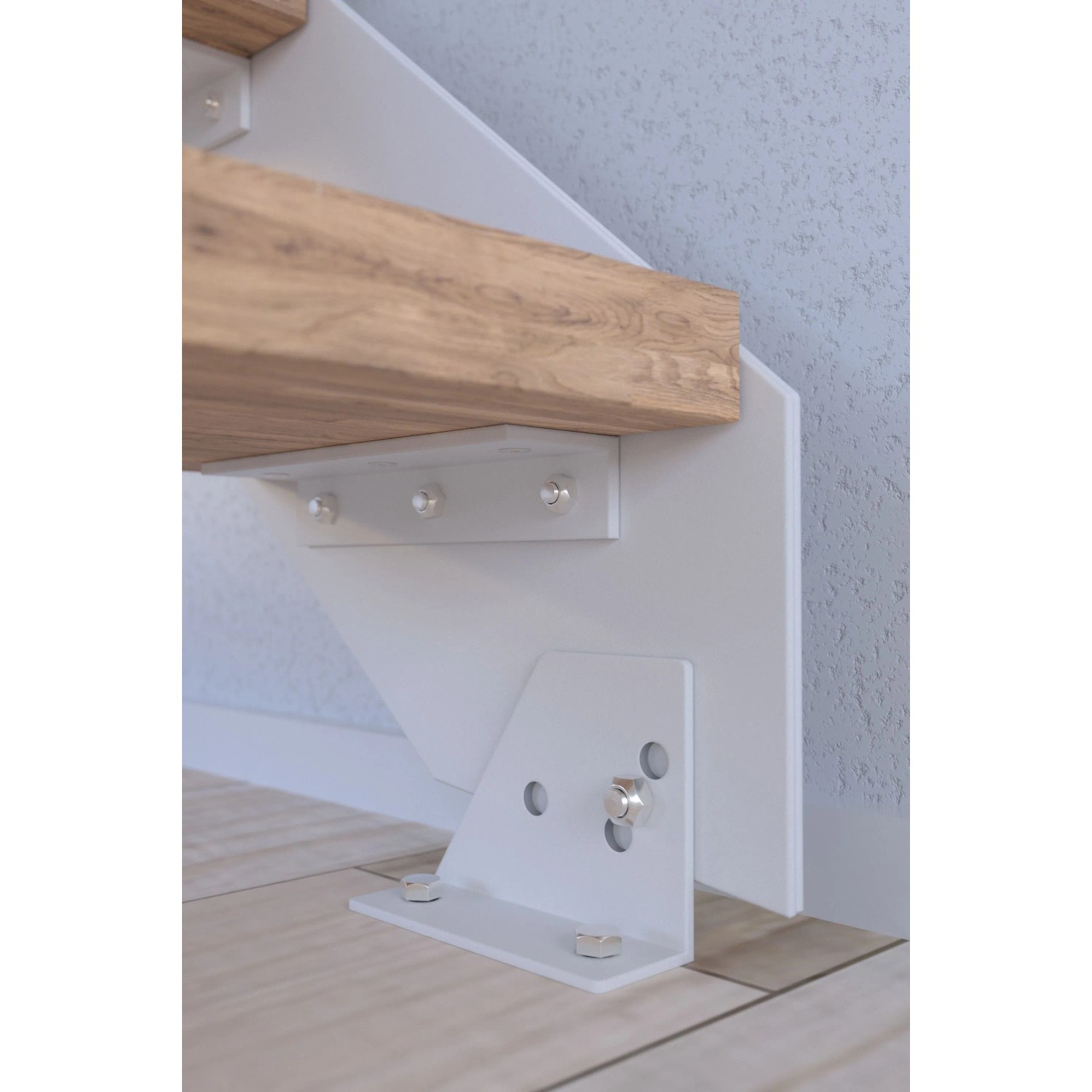 Detailaufnahme: Weiße Treppe Kos mit Stufe aus rustikaler Eiche. Metallwange und Befestigung im Fokus.