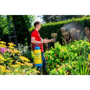 Mann nutzt Gloria Prima 8 Drucksprühgerät im Garten zur Pflanzenpflege.
