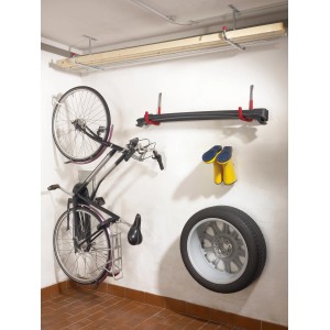 Montiertes Deckenhaken-System mit Fahrrad, Reifen und Gummistiefeln an der Wand.