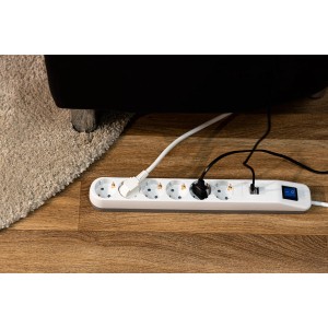 Weiße REV Ritter Steckdosenleiste ICE mit 6-fach USB, teilweise bestückt, auf Holzboden.