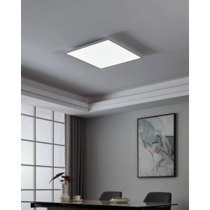 Weiße, quadratische LED-Deckenleuchte Salobrena (59,5 cm) von Eglo im modernen Wohnraum.