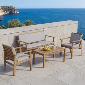 Gartenmöbel-Set: Akazienholz-Garnitur mit Bank, zwei Stühlen und Tisch mit grauen Kissen.