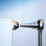 LUX Stufenschlüssel mit Vierkantknarre an Heizkörperventil für Montagearbeiten.