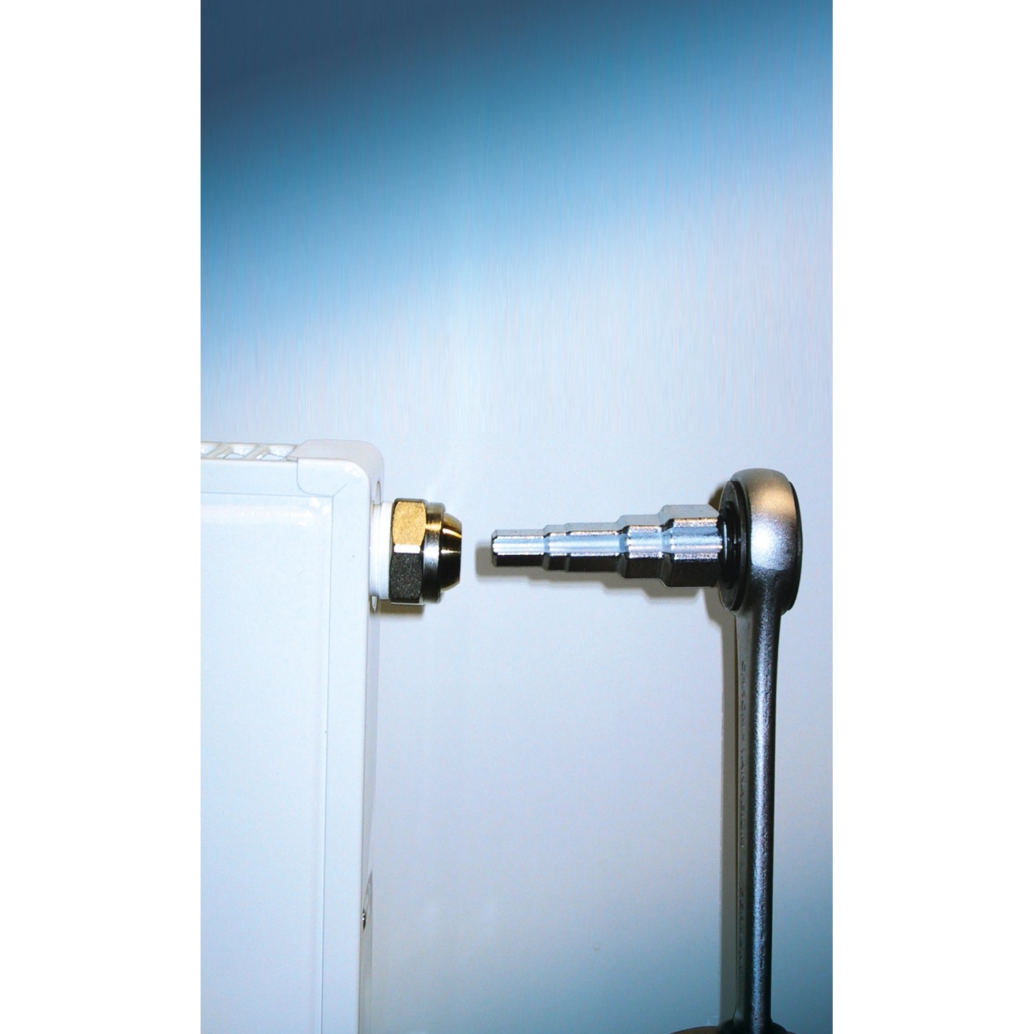 LUX Stufenschlüssel mit Vierkantknarre an Heizkörperventil für Montagearbeiten.