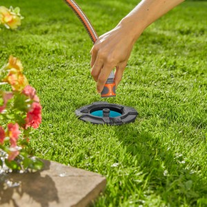 Gardena Pipeline Wassersteckdose im Rasen mit Schlauchanschluss für das Sprinkler System.