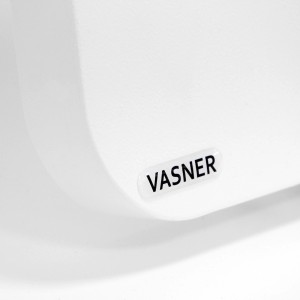 Detailaufnahme: Vasner Konvi Plus Hybridheizung, weiße Oberfläche mit Markenlogo.