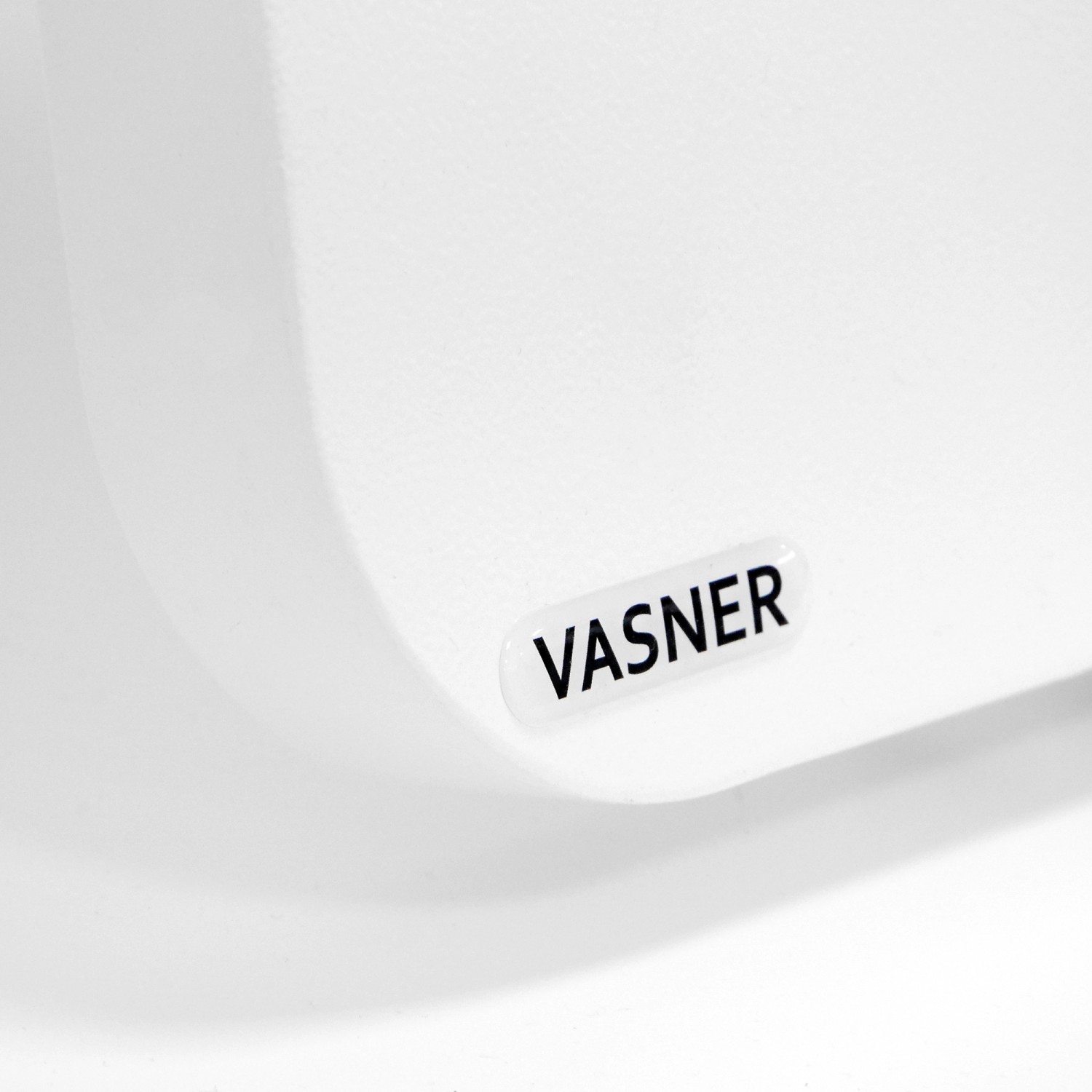 Detailaufnahme: Vasner Konvi Plus Hybridheizung, weiße Oberfläche mit Markenlogo.