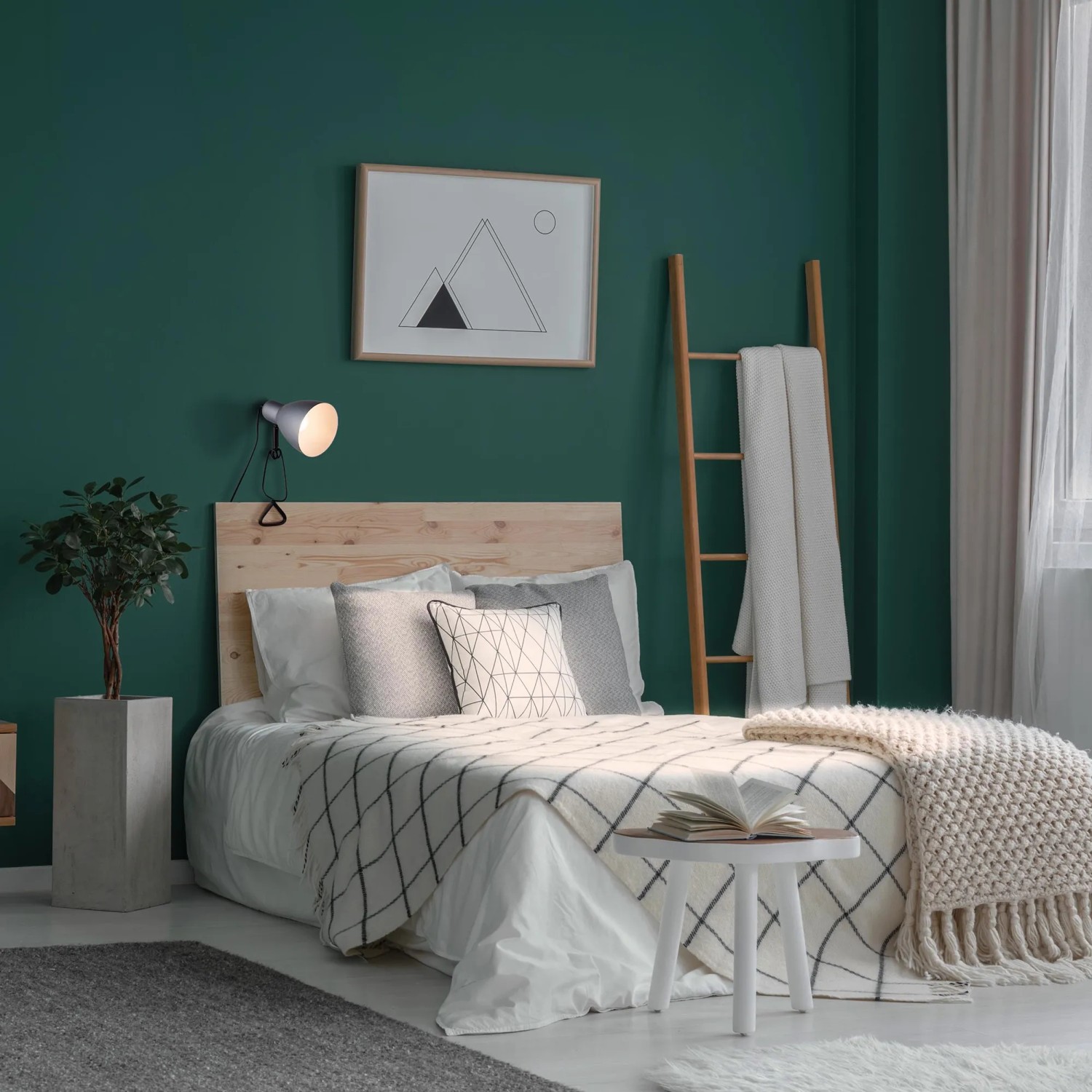 Näve Klemmleuchte Mara Silber im Schlafzimmer mit Bett und Dekoration.