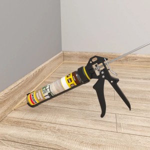 Soudal Parkettdichtstoff Dunkelgrau 290 ml in Kartusche mit Pistole, wird an Fuge zwischen Parkettboden und Wand aufgetragen.