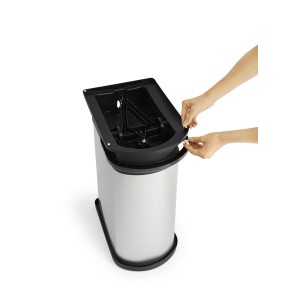 Rotho Treteimer Mono Paso 50L: Detailaufnahme des geöffneten Deckels mit Hand.