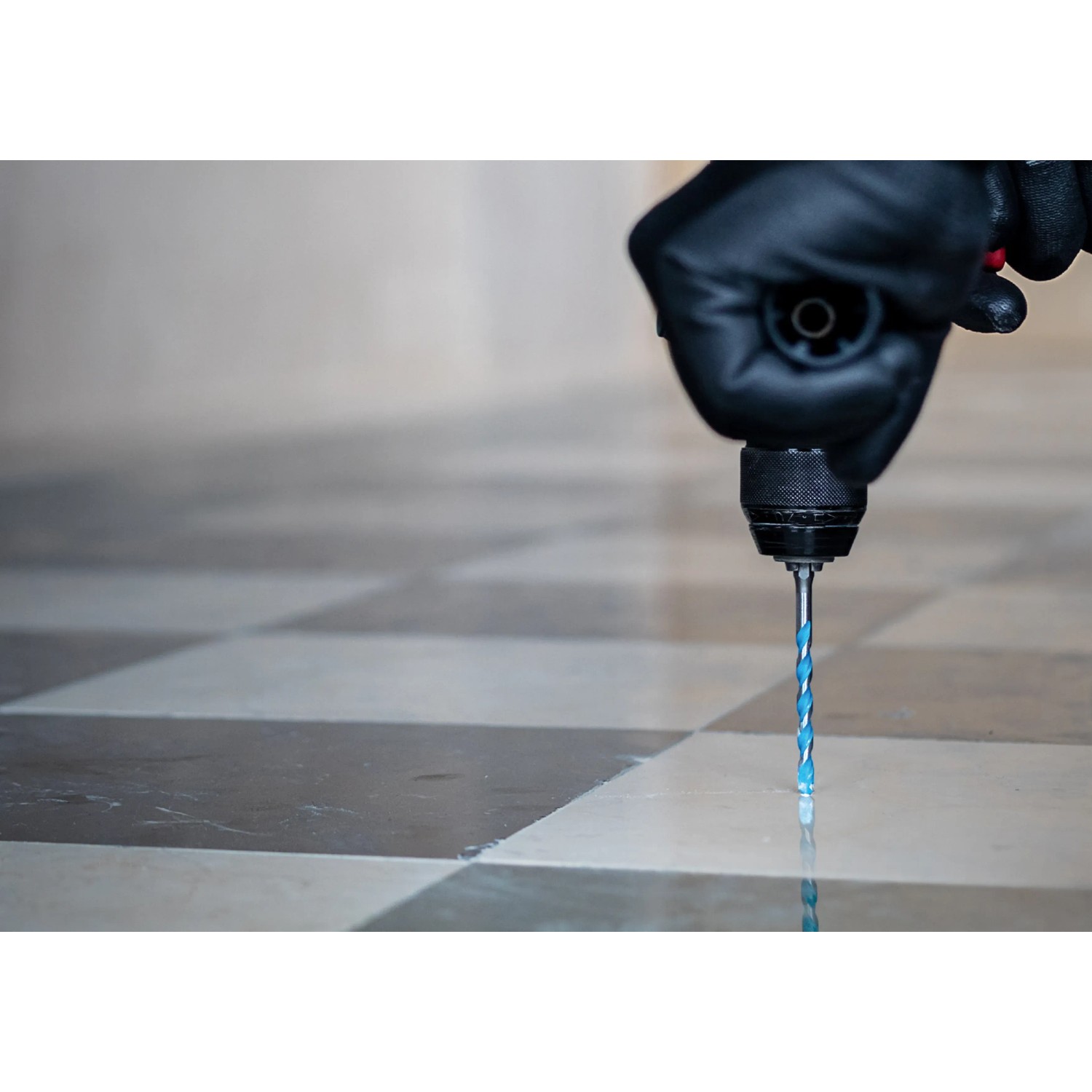Bosch Expert Multi Construction Bohrer CYL-9 im Einsatz auf Fliesenboden.