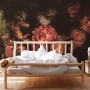 Fototapete Blumenbouquet in Orange und Gelb hinter einem Bett. Florales Wanddesign.