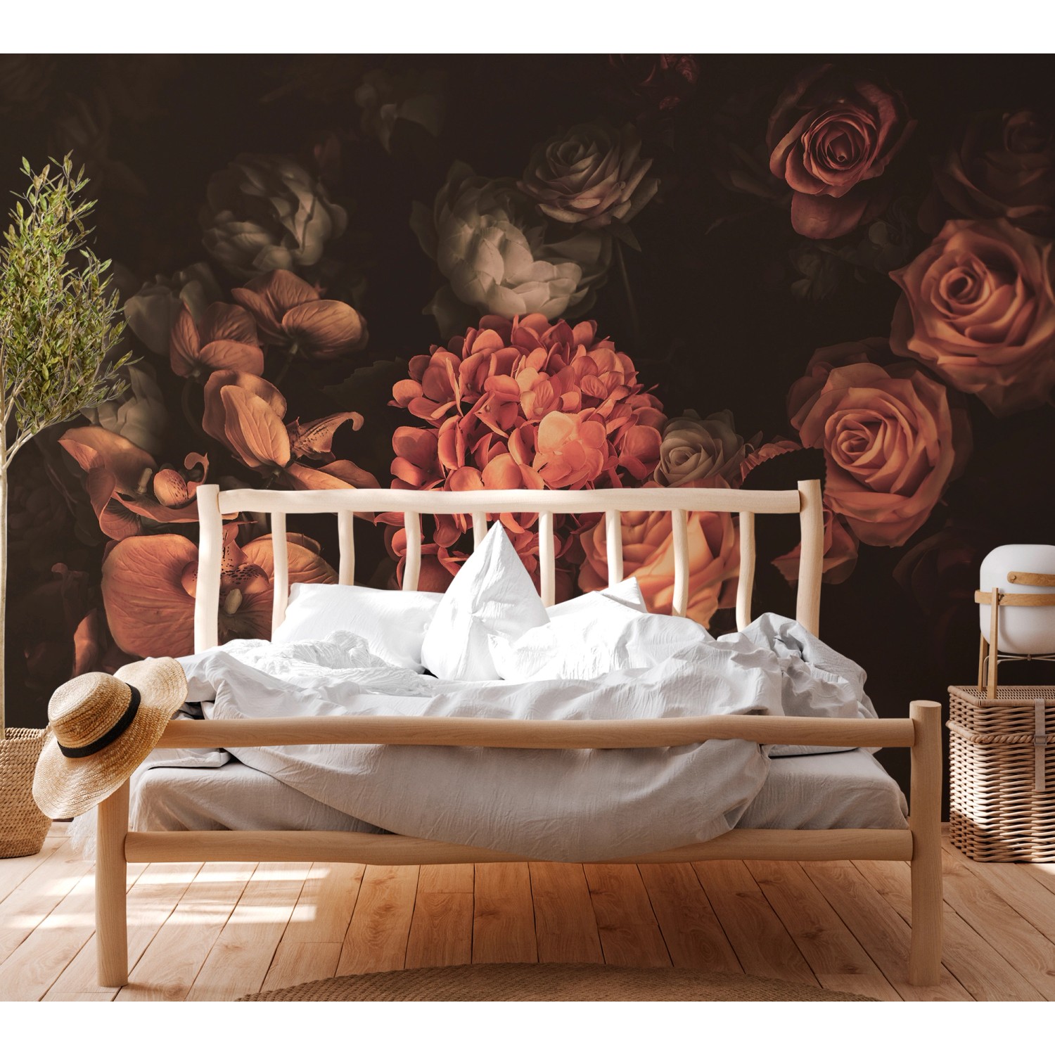 Fototapete Blumenbouquet in Orange und Gelb hinter einem Bett. Florales Wanddesign.