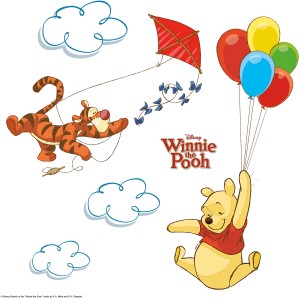 Komar Fenstersticker Winnie Pooh mit Winnie, Tigger, Drachen und Ballons, 31x31cm. Wandtattoo für Kinderzimmer.