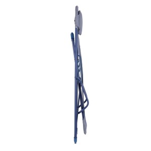 Zusammengeklappter Lafuma Liegestuhl Transaswing in Indigo, ideal für Garten & Terrasse.