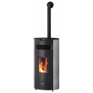 Justus Pelletofen Norta Speckstein, 8 kW, mit Flamme im Brennraum und schwarzem Rauchrohr.