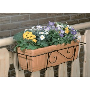 Anthrazitfarbener Balkonkasten-Korb (55 cm) mit Blumen, montiert an einem Holzbalkon.