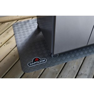 Graue Napoleon Grillmatte unter einem Grill auf einer Holzterrasse. Grillzubehör für den Aussenbereich.