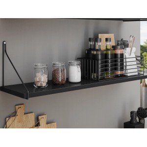 Schwarze, matte Konsole Wire 21,6x21 cm mit Regal und Deko im Küchenbereich.