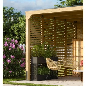 Karibu Lamellenwand am Fyrkant Pavillon mit Gartenmöbeln und Pflanzen.
