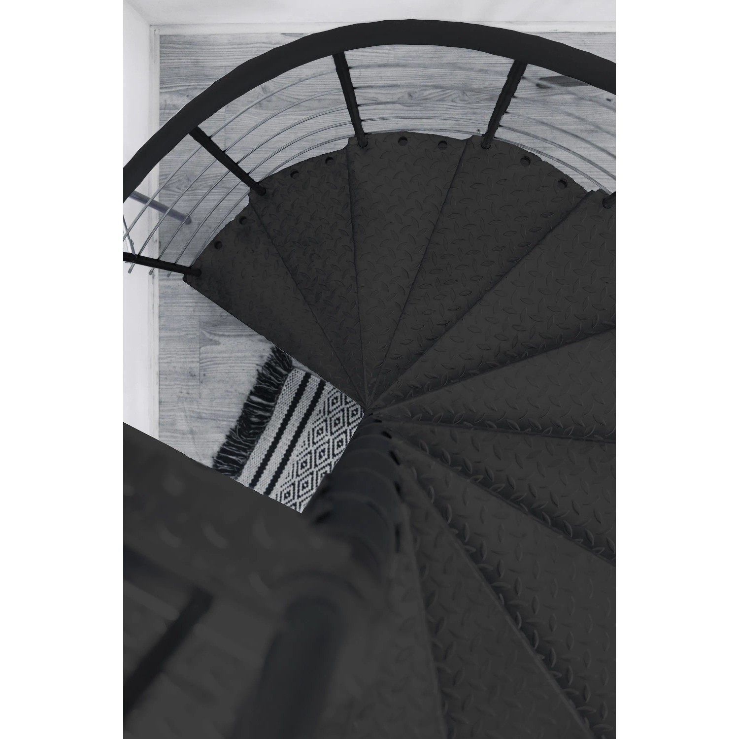 Schwarze Minka Außentreppe Spino Zink, spiralförmig von oben mit Geländer.