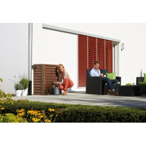 Garantia Regenwasser-Wandtank Woody 350 l Darkwood im Garten mit Personen.