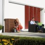 Garantia Regenwasser-Wandtank Woody 350 l Darkwood im Garten mit Personen.
